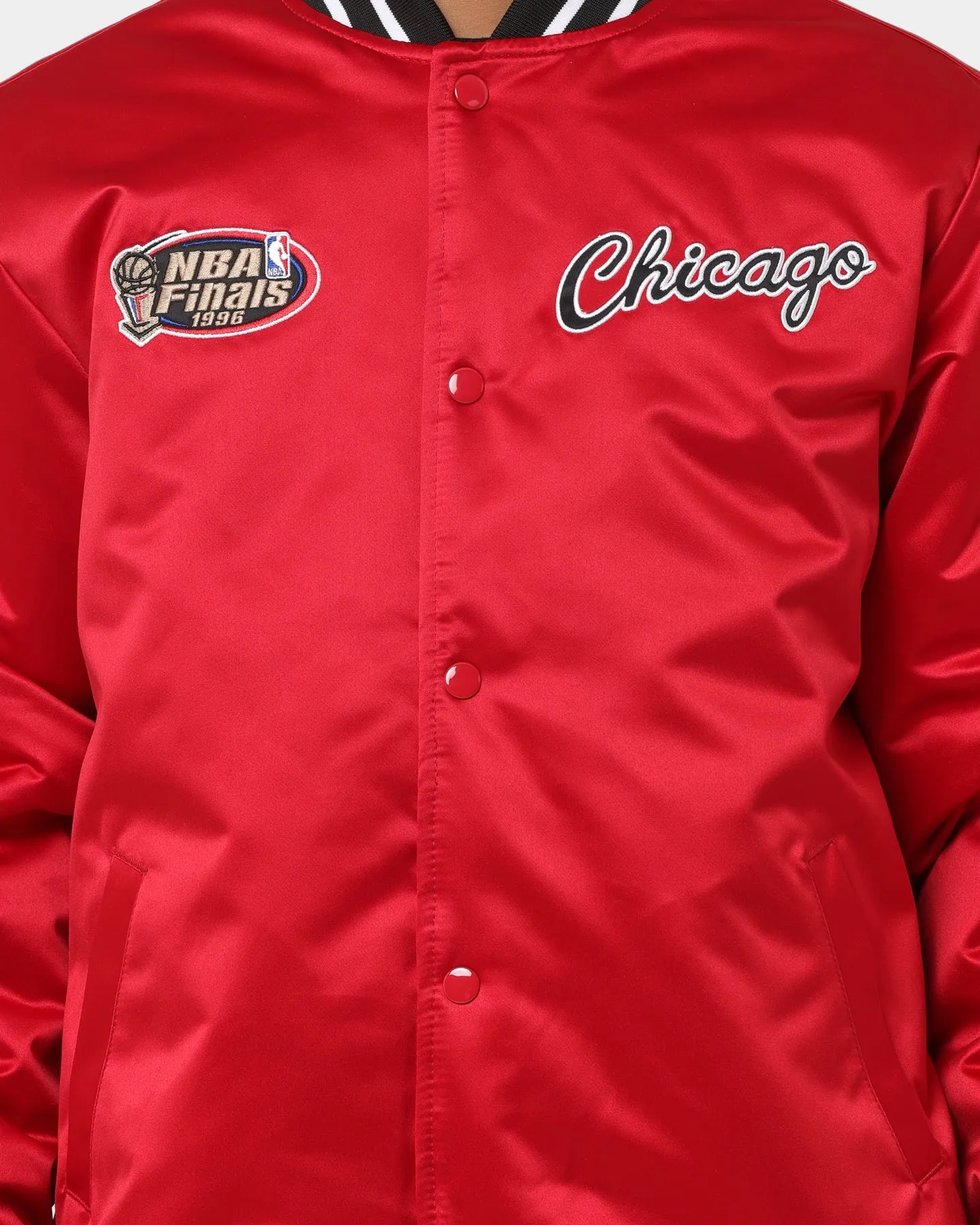 Mitchell & Ness Chicago Bulls Heavyweight Satin Jacket Scarlet